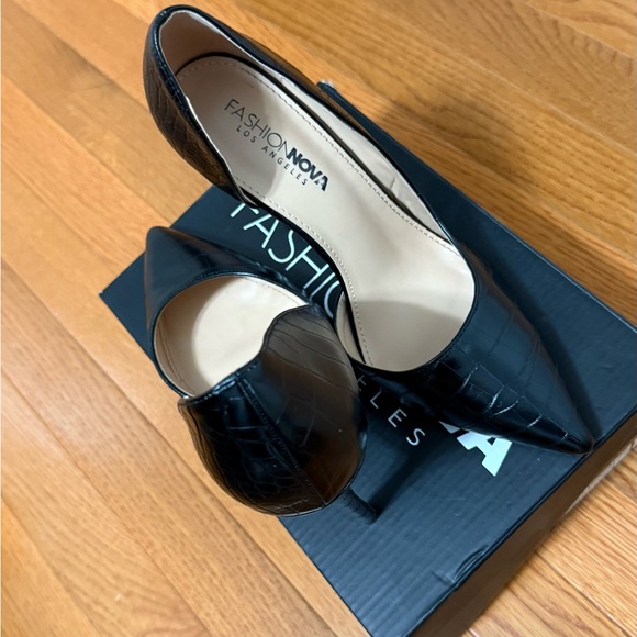 Fashion Nova Boss Goals Pumps - Picture 7 of 7